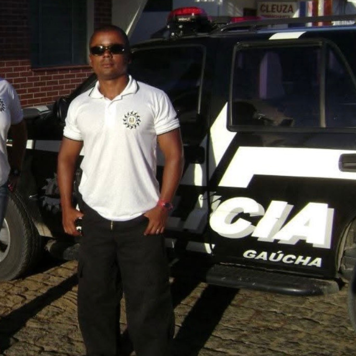 Zacarias Gonçalves, Policial Civil, ao lado de viatura da Polícia Gaúcha